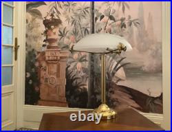 Belle lampe de table ART DECO verre pressé moulé au décor de grues pêchant