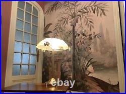 Belle lampe de table ART DECO verre pressé moulé au décor de grues pêchant