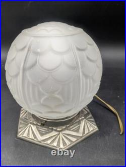 Belle lampe veilleuse art déco 1930 globe verre moulé et base en bronze