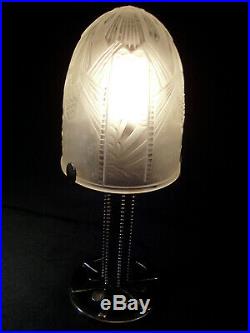 C. Piguet & Muller Lampe Art Déco En Fer Forgé Et Obus En Verre Pressé 1930