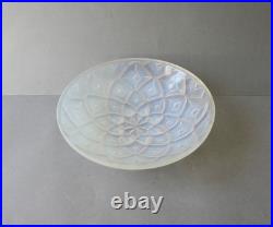 Coupe en verre opalescent, Art Deco, Made in France, attribuée à André Hunebelle