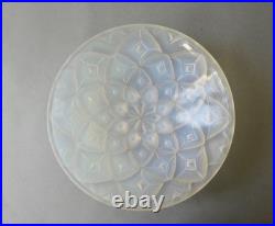 Coupe en verre opalescent, Art Deco, Made in France, attribuée à André Hunebelle