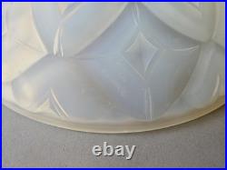 Coupe en verre opalescent, Art Deco, Made in France, attribuée à André Hunebelle