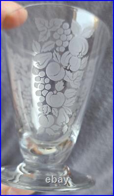 Cristal BACCARAT Lot 4 + 1 = 5 verres art déco en cristal gravé de fruits Cristal BACCARAT Lot 4 + 1 = 5 verres art déco en cristal gravé de fruits