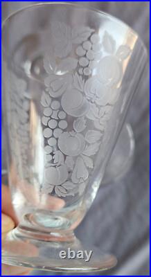 Cristal BACCARAT Lot 4 + 1 = 5 verres art déco en cristal gravé de fruits Cristal BACCARAT Lot 4 + 1 = 5 verres art déco en cristal gravé de fruits