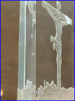Crucifix Art Déco en Verre Dépoli signé Heinrich Hoffmann, Socle Marbre Noir