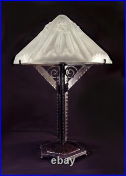 Degué Grande Lampe Art Déco En Fer Forgé Et Dôme En Verre Pressé Signé 1930