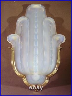 EJG EZAN Série de quatre appliques d'angle art déco verre opalescent signées