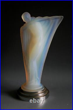Figurine En Verre Opalescent Art Deco Etling Nue Au Bras Tendu
