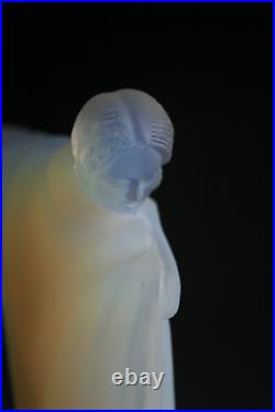 Figurine En Verre Opalescent Art Deco Etling Nue Au Bras Tendu