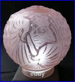 Globe Muller Frères art déco verre pressé rose pour veilleuse, lampe, plafonnier