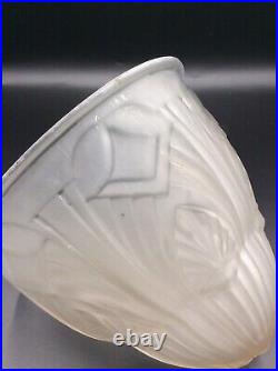 Globe obus en verre blanc soufflé moulé dépoli à décor de palmettes Art Déco