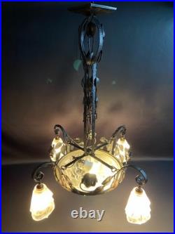 Grand lustre Art déco en fer forgé et verre satiné signé Degué
