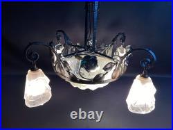 Grand lustre Art déco en fer forgé et verre satiné signé Degué