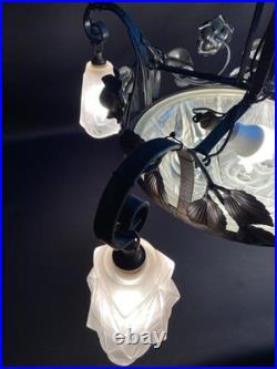 Grand lustre Art déco en fer forgé et verre satiné signé Degué