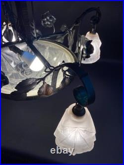 Grand lustre Art déco en fer forgé et verre satiné signé Degué