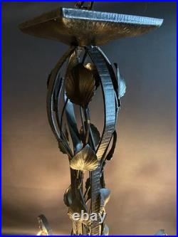 Grand lustre Art déco en fer forgé et verre satiné signé Degué Grand lustre Art déco en fer forgé et verre satiné signé Degué