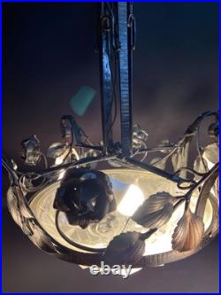 Grand lustre Art déco en fer forgé et verre satiné signé Degué