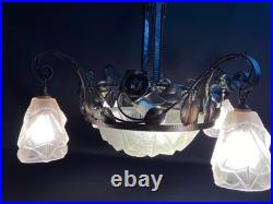 Grand lustre Art déco en fer forgé et verre satiné signé Degué
