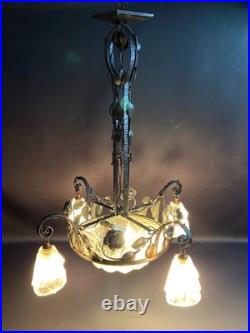 Grand lustre Art déco en fer forgé et verre satiné signé Degué Grand lustre Art déco en fer forgé et verre satiné signé Degué