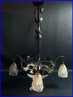 Grand lustre Art déco en fer forgé et verre satiné signé Degué