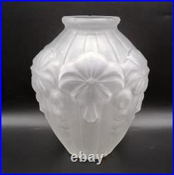 Grand vase en verre moulé dépoli à décor floral géométrique Art Déco