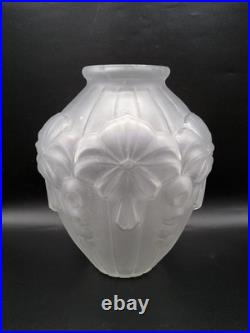 Grand vase en verre moulé dépoli à décor floral géométrique Art Déco