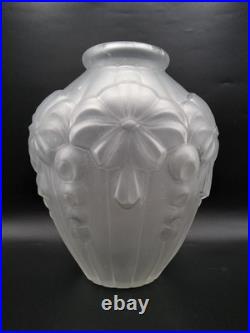Grand vase en verre moulé dépoli à décor floral géométrique Art Déco