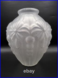 Grand vase en verre moulé dépoli à décor floral géométrique Art Déco