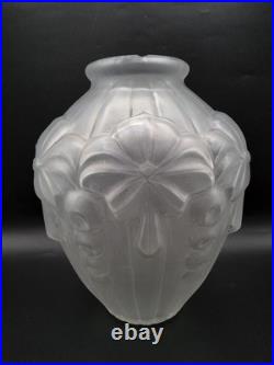 Grand vase en verre moulé dépoli à décor floral géométrique Art Déco