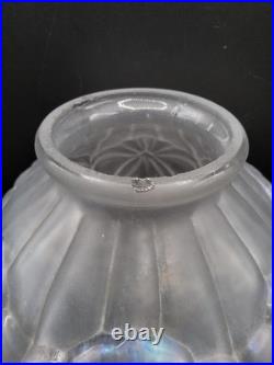 Grand vase en verre moulé dépoli à décor floral géométrique Art Déco