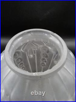 Grand vase en verre moulé dépoli à décor floral géométrique Art Déco