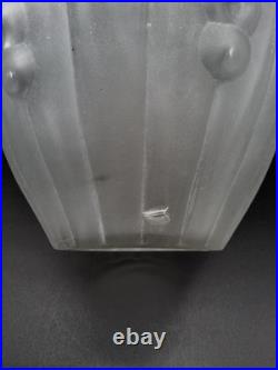 Grand vase en verre moulé dépoli à décor floral géométrique Art Déco