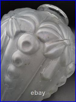 Grand vase en verre moulé dépoli à décor floral géométrique Art Déco