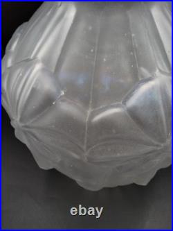 Grand vase en verre moulé dépoli à décor floral géométrique Art Déco