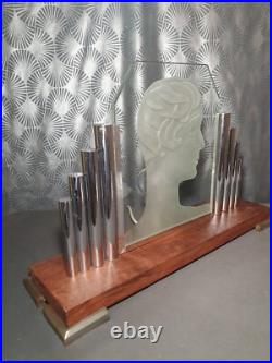 Grande lampe art deco 1930 plaque en verre femme a la coupe garçonne