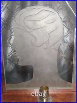 Grande lampe art deco 1930 plaque en verre femme a la coupe garçonne