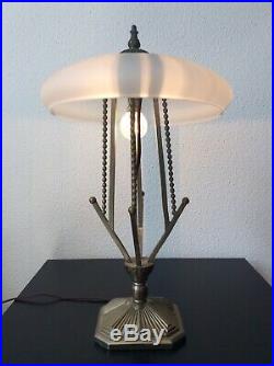 Grande lampe en verre et bronze argenté à décor géométrique Art Déco
