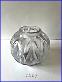 HUNEBELLE André Vase modèle Prisme verre blanc poli et dépoli art déco