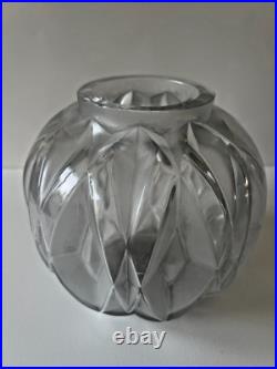 HUNEBELLE André Vase modèle Prisme verre blanc poli et dépoli art déco