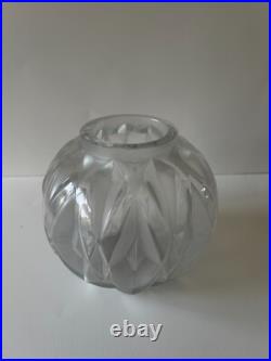 HUNEBELLE André Vase modèle Prisme verre blanc poli et dépoli art déco
