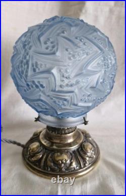 Lampe Art Déco Boule Verre Bleu Ciel Sur Socle En Bronze À Motifs Art Nouveau