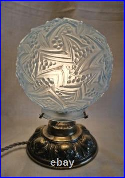 Lampe Art Déco Boule Verre Bleu Ciel Sur Socle En Bronze À Motifs Art Nouveau
