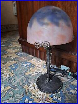 Lampe Art Deco signée DAUM NANCY, pied en fer forgé signé MAYNADIER