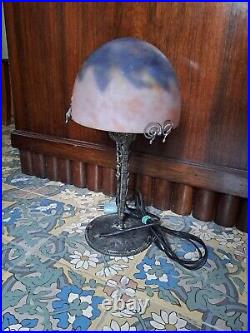 Lampe Art Deco signée DAUM NANCY, pied en fer forgé signé MAYNADIER