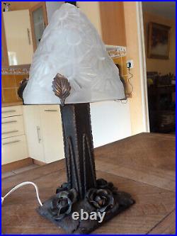Lampe Degué en fer forgé à décor de fleurs et verre opaque à motifs floraux