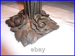 Lampe Degué en fer forgé à décor de fleurs et verre opaque à motifs floraux