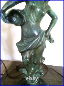 Lampe à poser art déco statue bronze patiné vert vasque en verre milieu XXe