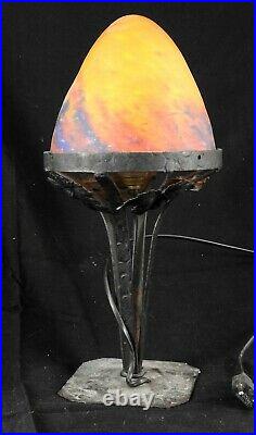 Lampe à poser en fer forger avec dome en pate de verre signé le verre francais