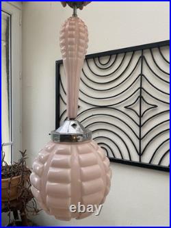 Lampe suspendue Art déco en opaline rose et chrome